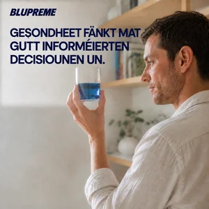 Persoun mat engem Glas bloer Flëssegkeet