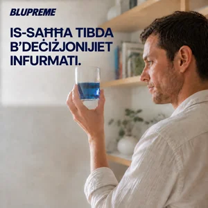 Persuna li għandha tazza likwidu blu