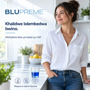 Galasi la madzi abuluu lili pa tebulo m'nyumba