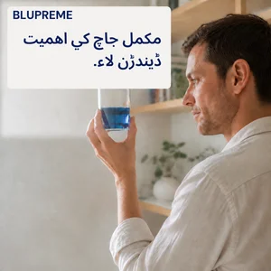 شخص نيري مائع جو گلاس هٿ ۾ رکي