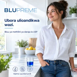 Mtu ameshika glasi yenye kioevu cha bluu