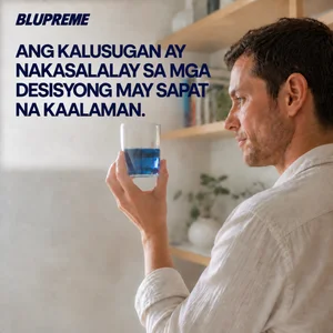 Taong may hawak na baso ng asul na likido