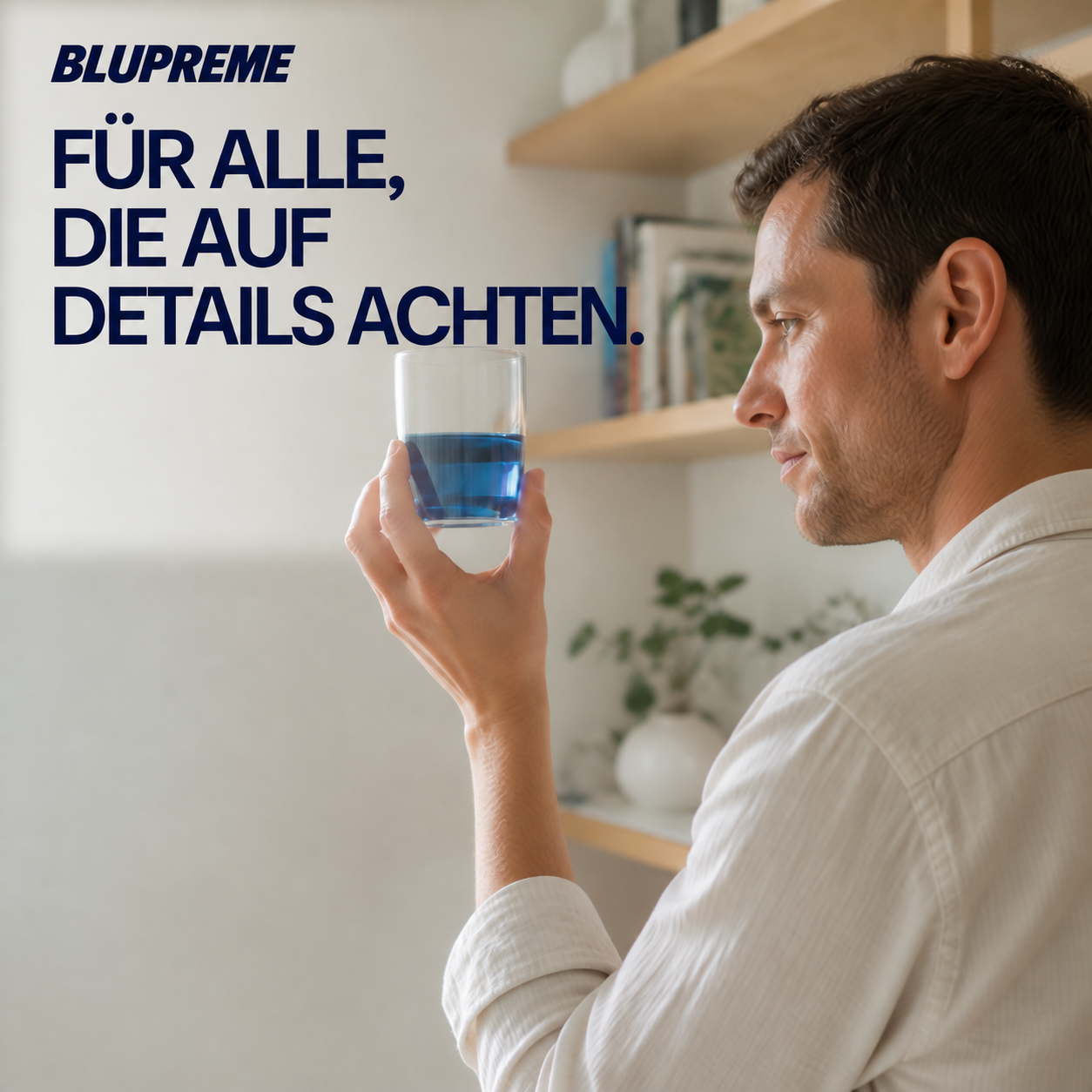 Person hält ein Glas mit blauer Flüssigkeit