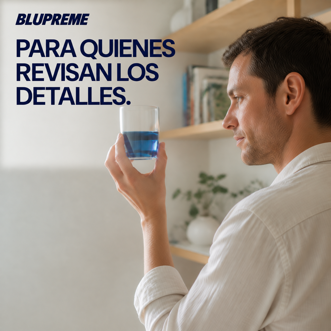 Persona sosteniendo un vaso de líquido azul
