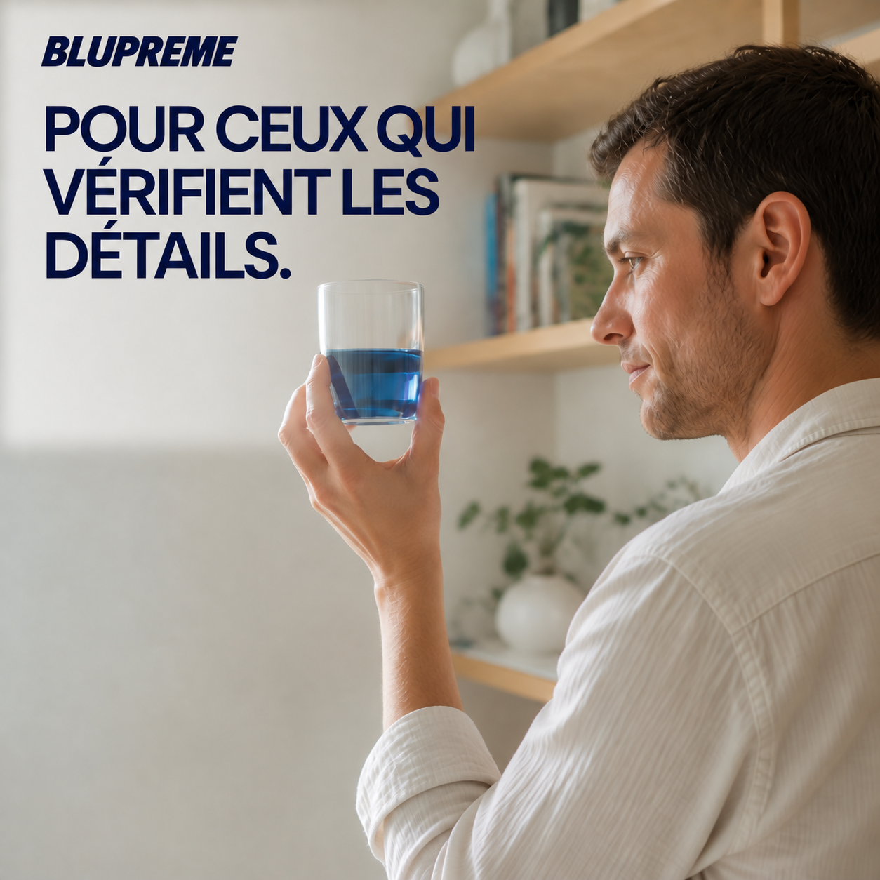 Personne tenant un verre de liquide bleu