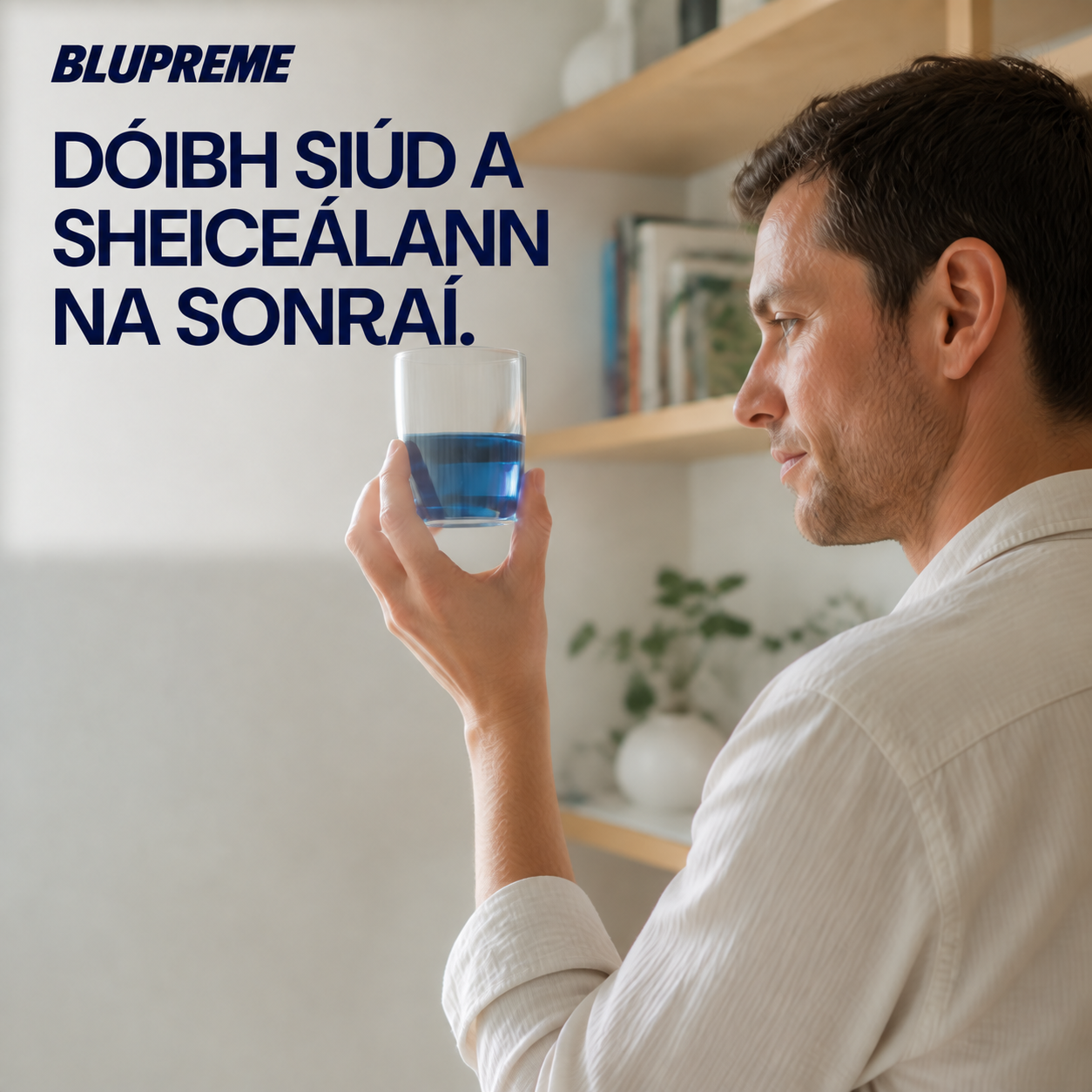 Duine ag coinneáil gloine de leacht gorm