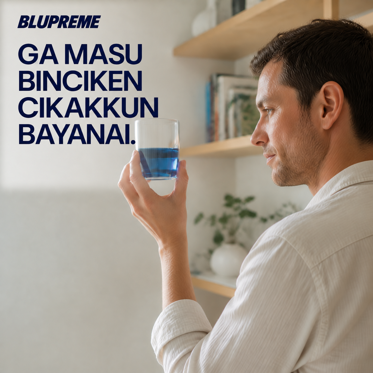 Mutum yana riƙe da gilashin ruwa mai shuɗi
