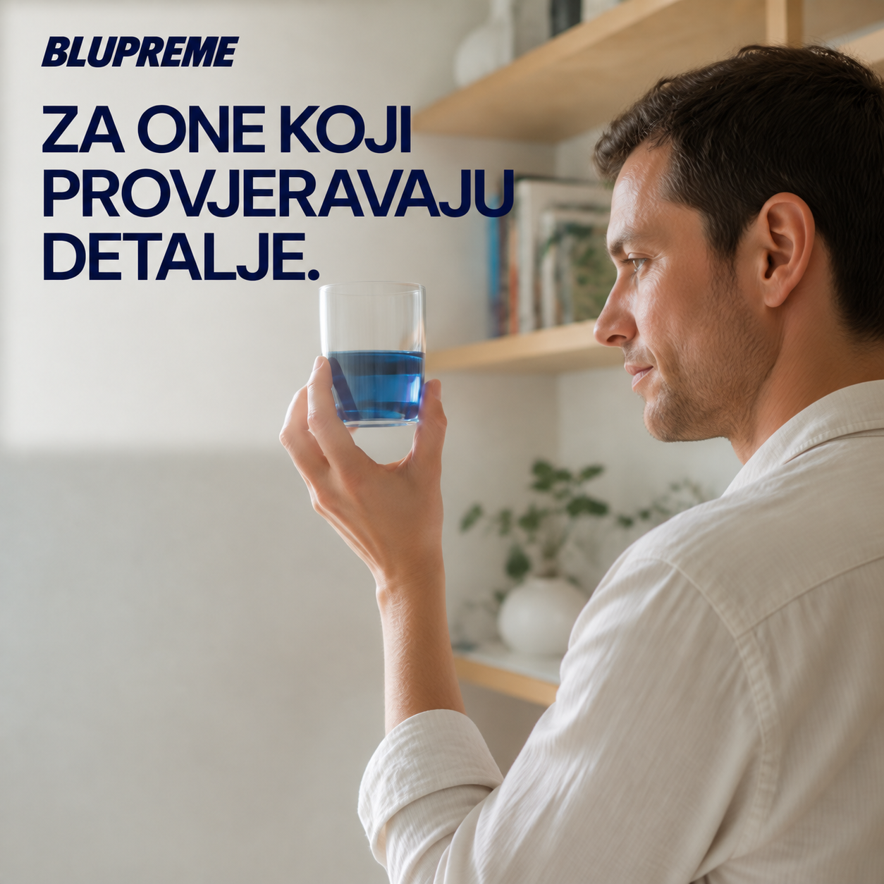 Osoba drži čašu s plavom tekućinom