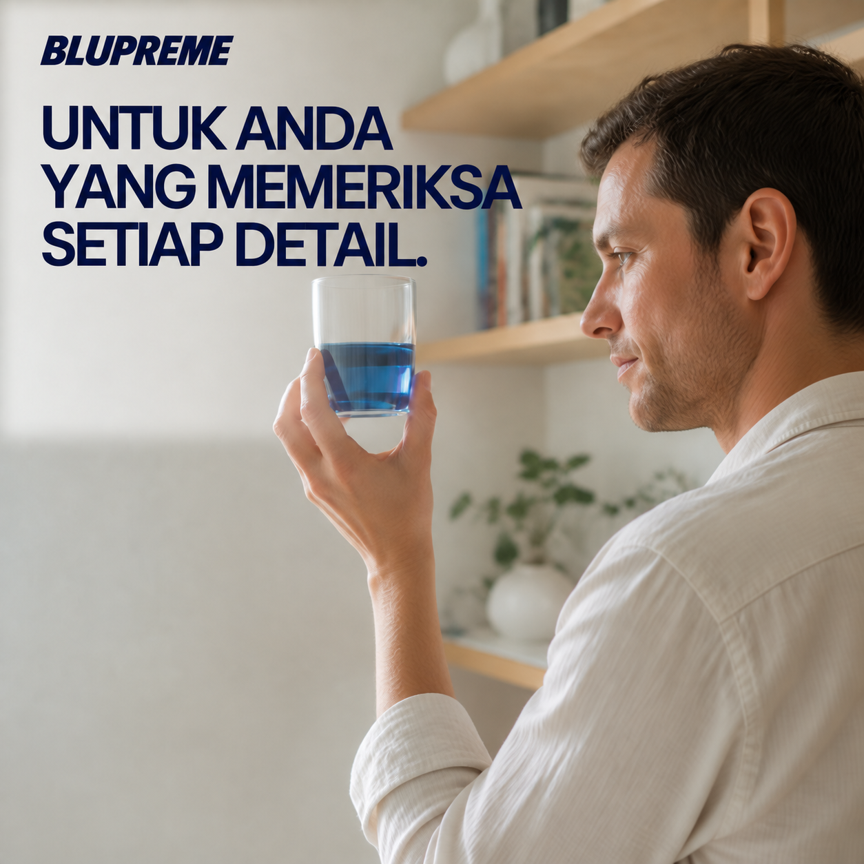 Seseorang memegang gelas berisi cairan biru