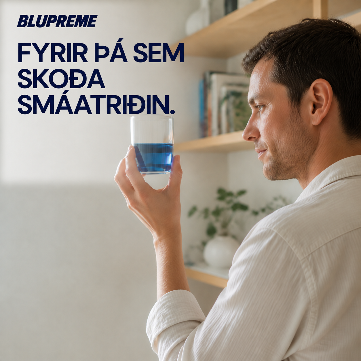 Einstaklingur heldur á glasi með bláum vökva
