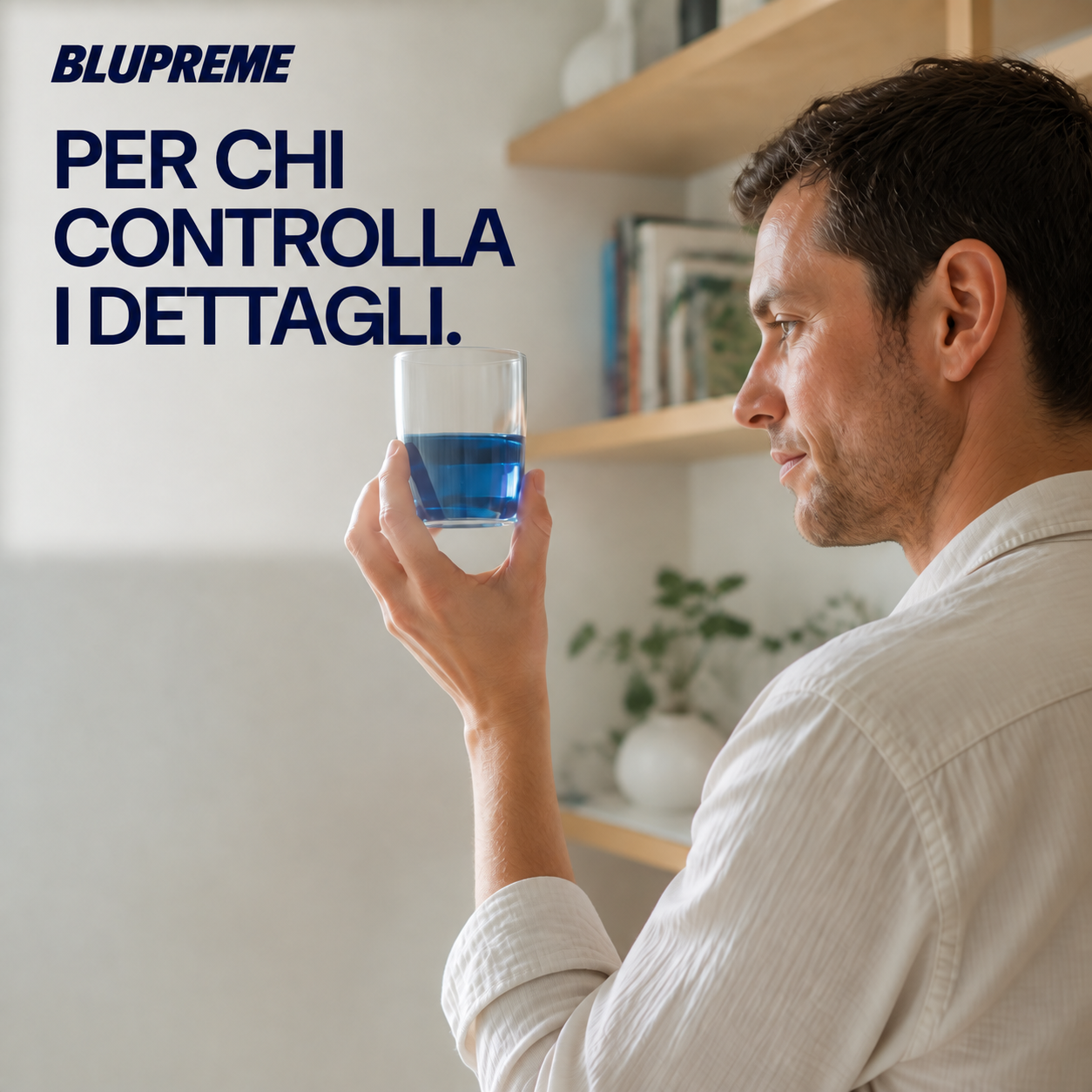 Persona che tiene un bicchiere di liquido blu