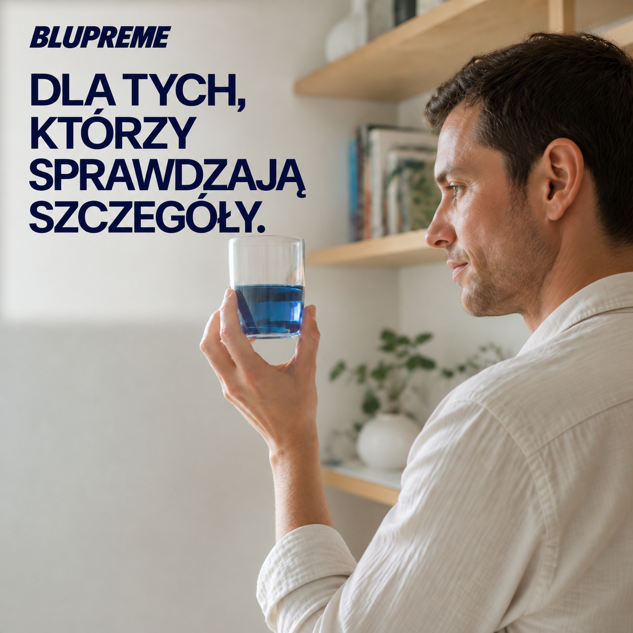 Osoba trzymająca szklankę z niebieską cieczą