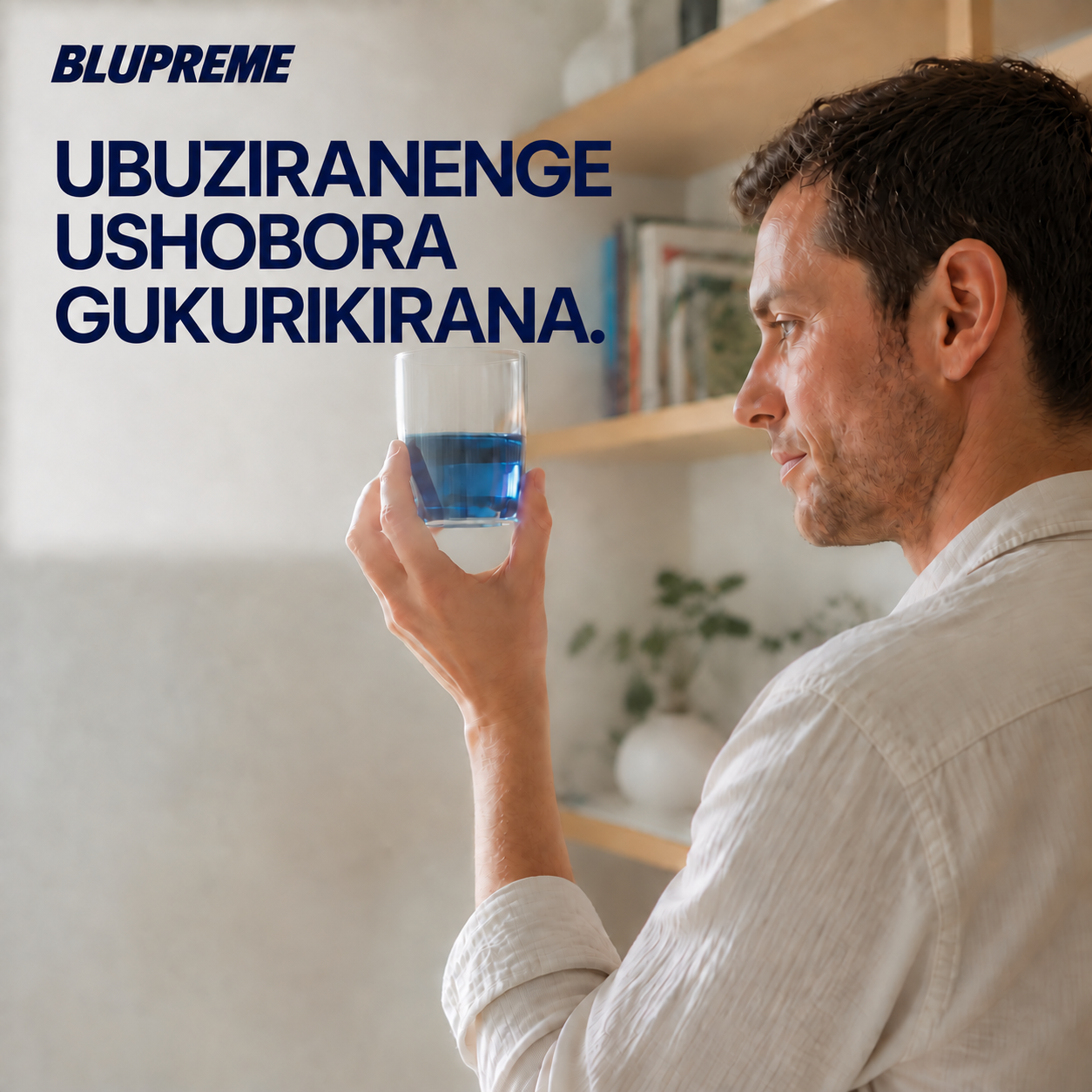 Umuntu ufashe ikirahure kirimo amazi y’ubururu