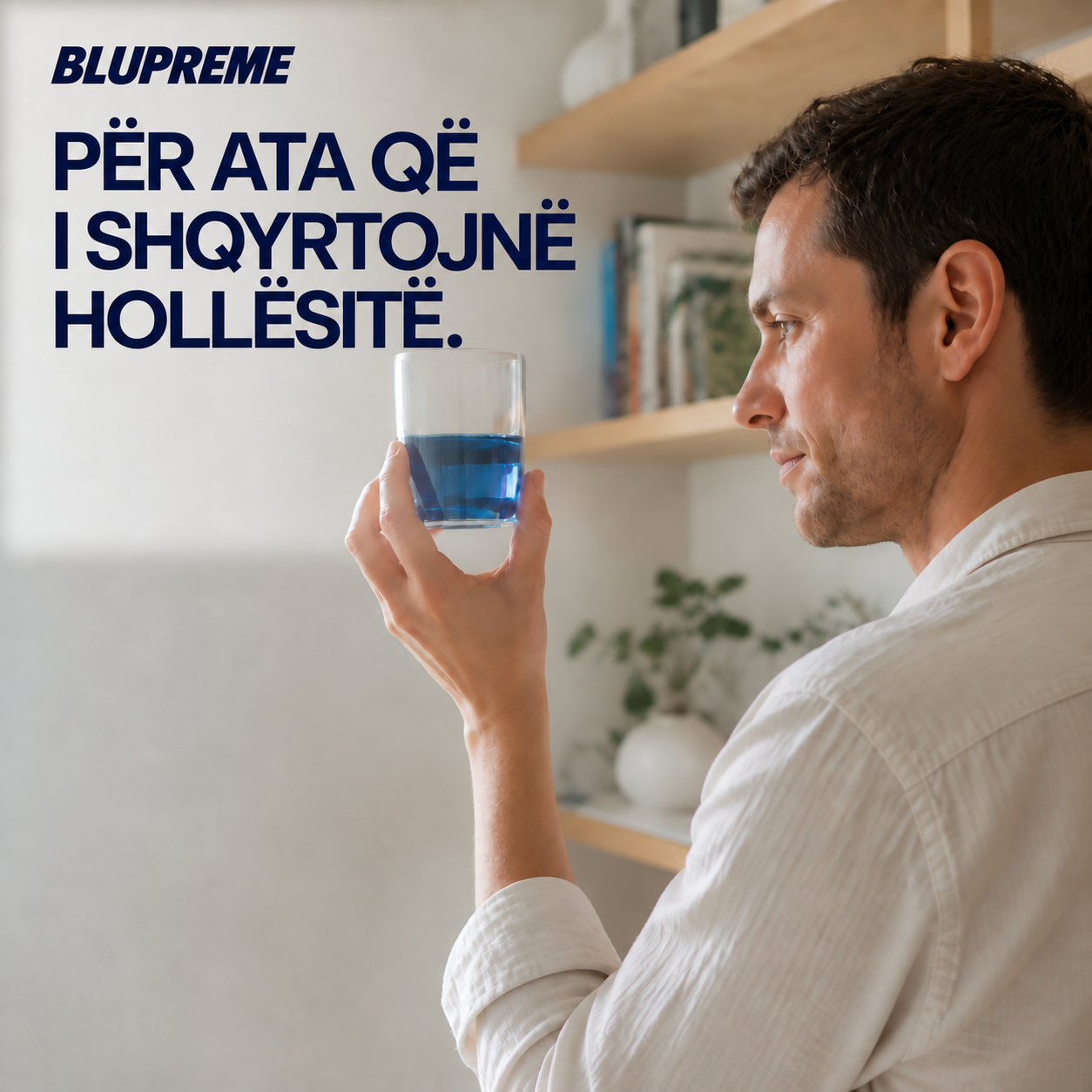 Person që mban një gotë me lëng blu