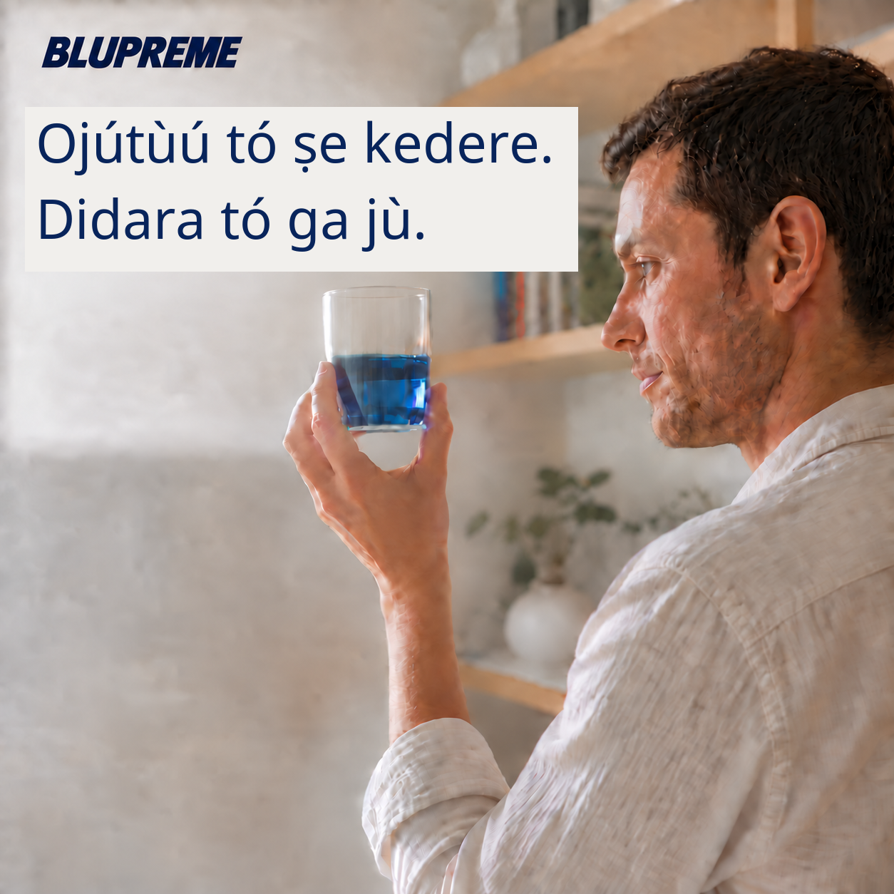 Ẹni kan mú gíláàsì tó ní olómi búlúù